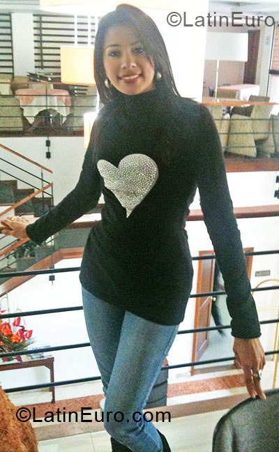 Date this nice looking Colombia girl Paola from Villavicencio CO7313