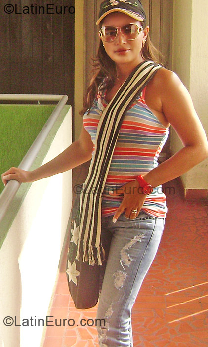 Date this sultry Colombia girl Yamileth from  CO5724