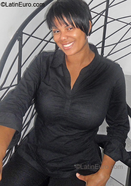 Date this delightful Dominican Republic girl Kenia from Santo Domingo DO6168