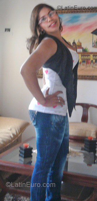 Date this happy Colombia girl Carolina from Cartagena CO6245