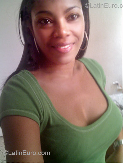 Date this stunning Dominican Republic girl Penelope from Santo Domingo DO6486