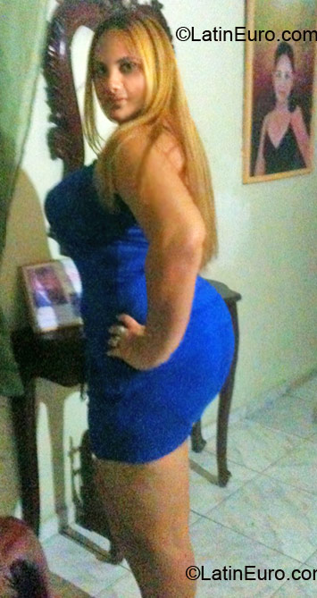 Date this hard body Dominican Republic girl Seneida from Santiago DO6496