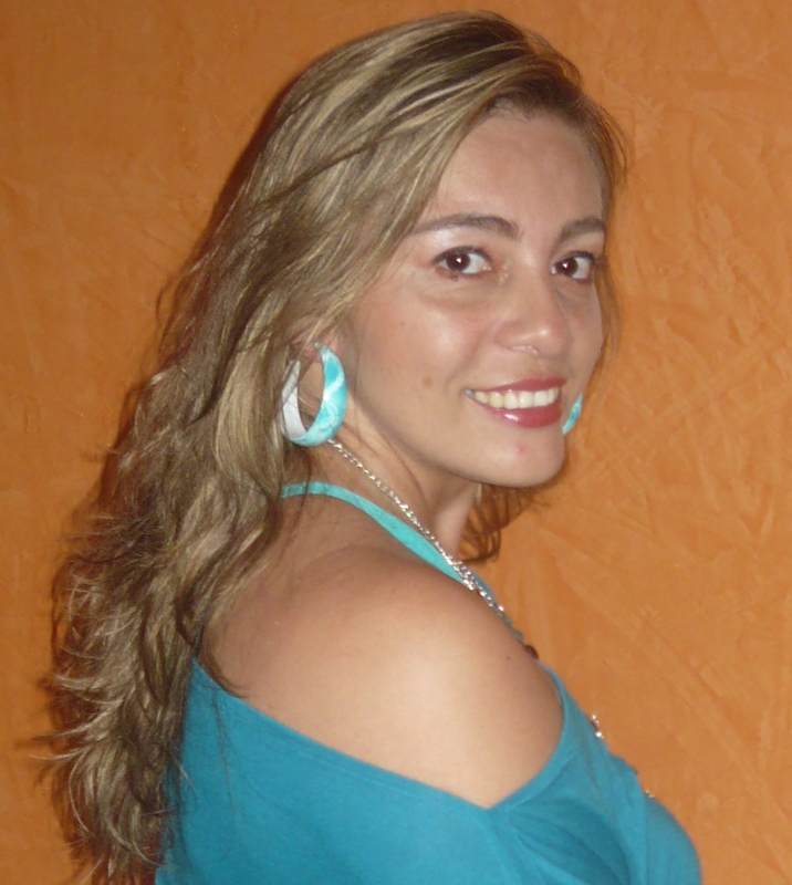 Date this attractive Colombia girl Veronica from Armenia CO6404