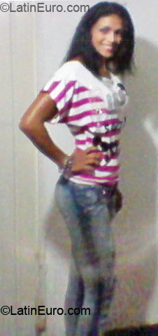 Date this nice looking Colombia girl Aracely from Buga CO6442