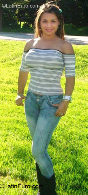 Date this georgeous Colombia girl Yesenia from Bogota CO6487