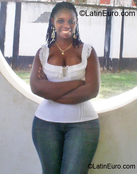 Date this sultry Kenya girl Lovie from Nairobi KE28
