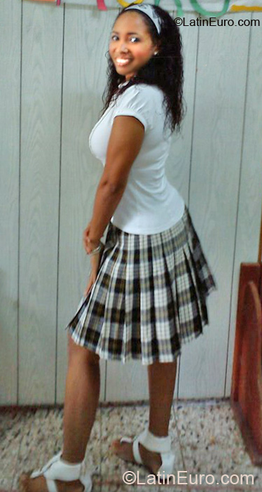 Date this stunning Dominican Republic girl Michelania from Santo Domingo DO7375