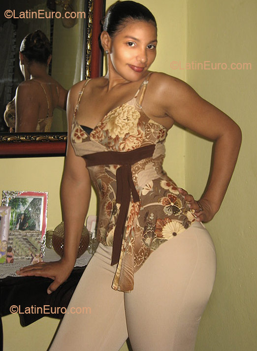 Date this pretty Dominican Republic girl Carina from Santa Cruz, Barahona DO10505