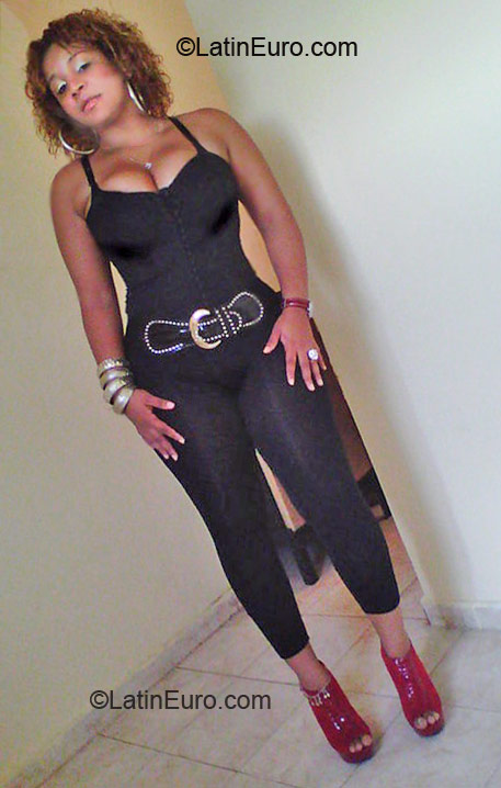 Date this hard body Dominican Republic girl Carmen elena from Santiago De Los Caballeros DO7690