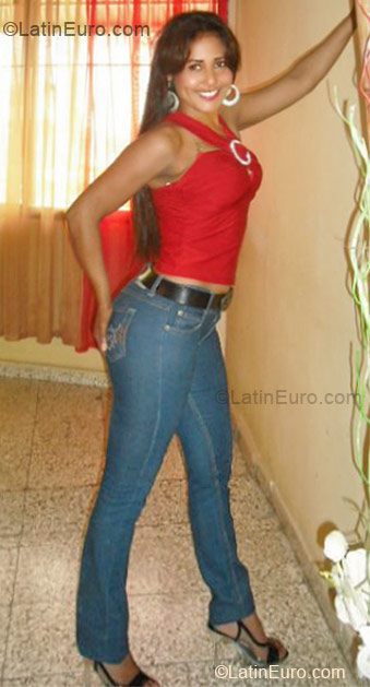 Date this hard body Dominican Republic girl Yuberkis from Santiago DO7905