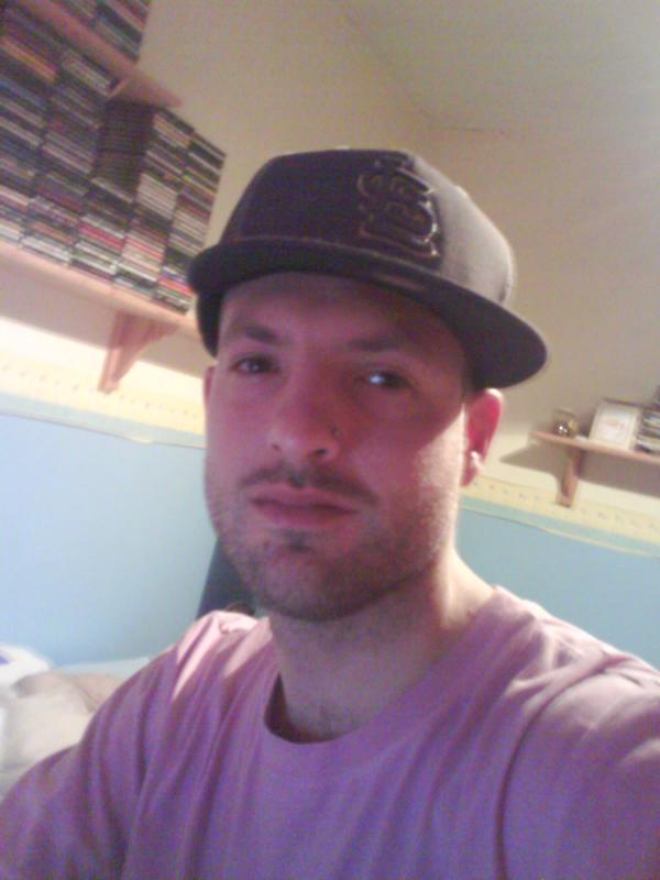 Date this funny United Kingdom man Ricky from Bristol GB527