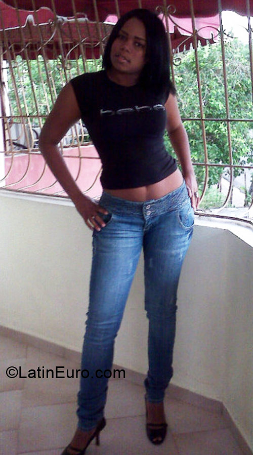 Date this hard body Dominican Republic girl Eli from Santiago De Los Caballeros DO8016