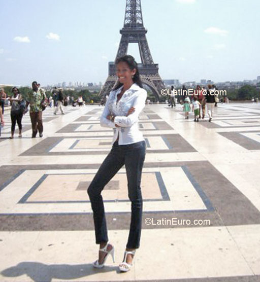 Date this voluptuous Ivory Coast girl Briga from Abidjan IC48