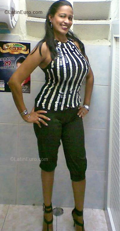 Date this cute Dominican Republic girl Berenise from Santiago DO8120