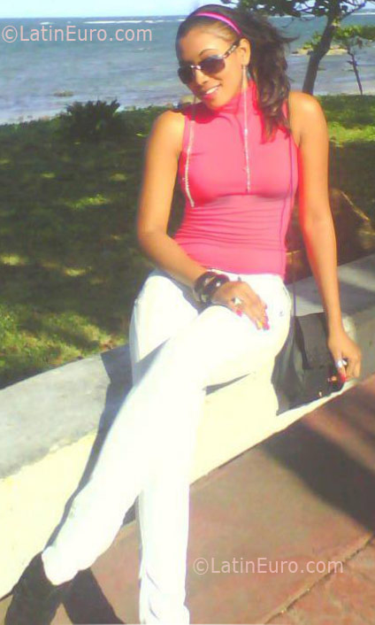 Date this athletic Dominican Republic girl Jazmin from Santiago DO8393
