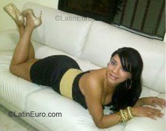 Date this nice looking Dominican Republic girl Rosi from Santo Domingo DO8580
