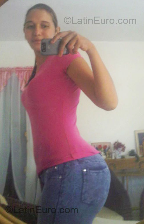 Date this attractive Dominican Republic girl Leonela from Santo Domingo DO8864