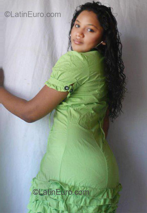 Date this pretty Colombia girl Yolaine from Cartagena CO7724