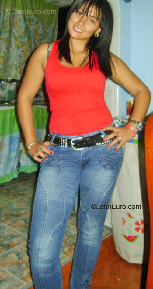 Date this attractive Colombia girl Leidy from Bogota CO7927