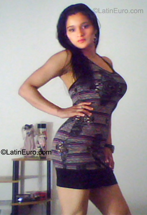 Date this sensual Colombia girl Xiomara from Medellin CO8042