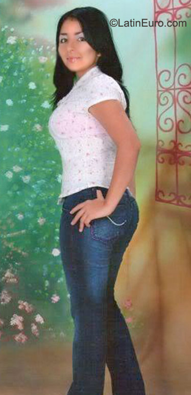 Date this charming Colombia girl Sandra from Cali CO8100