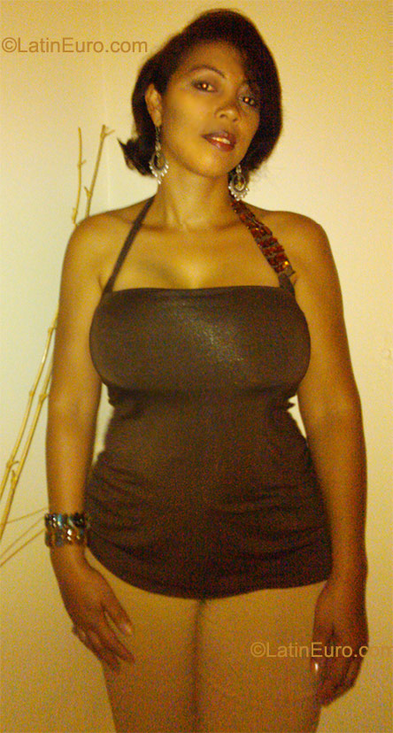 Date this happy Dominican Republic girl Ramona Antonia from Bonao DO9509