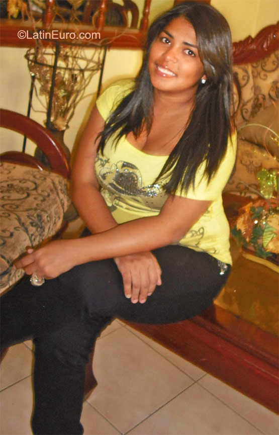 Date this good-looking Dominican Republic girl Yinnette from La Vega DO9524