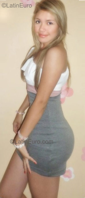 Date this lovely Colombia girl Eika from Bucaramanga CO8259
