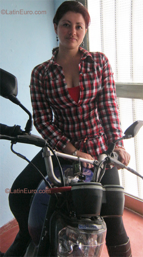 Date this good-looking Colombia girl Monica from Manizales CO8512