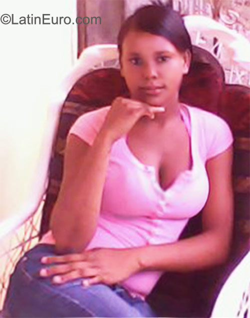 Date this nice looking Dominican Republic girl Mabel from Santo Domingo DO9862