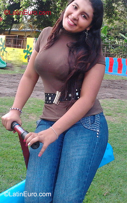 Date this athletic Panama girl Yeraldine from Panama PA201