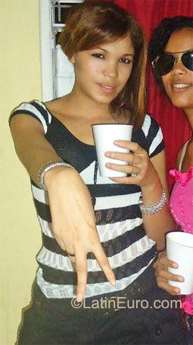Date this stunning Dominican Republic girl Estefani from Santo Domingo DO9965