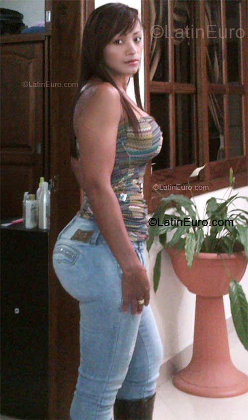 Date this delightful Colombia girl Shaira from Amalfi CO8831