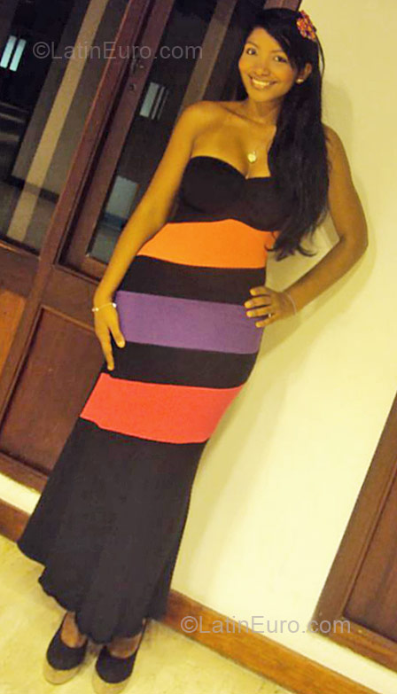 Date this voluptuous Colombia girl Angie from Cartagena CO8978