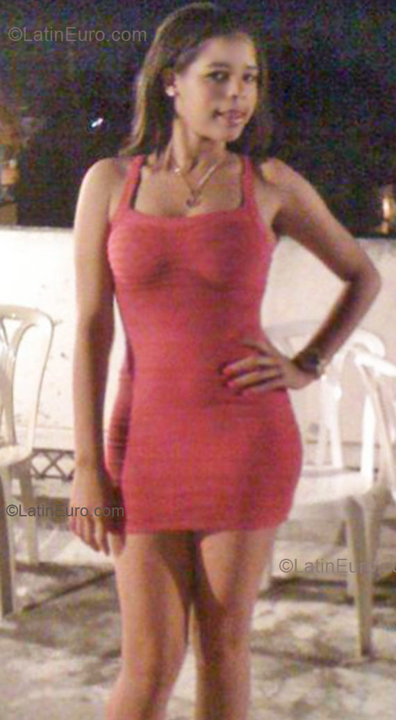 Date this happy Dominican Republic girl Yohanna from Santo Dominqo DO10104