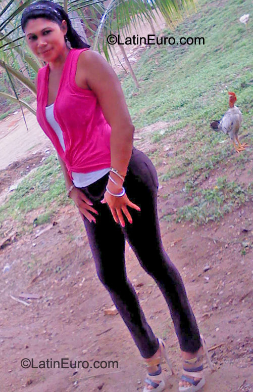 Date this pretty Honduras girl Julissa Dunia from Trujillo HN569