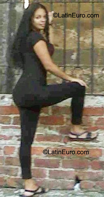 Date this pretty Dominican Republic girl Nivy from Santo Domingo DO10381