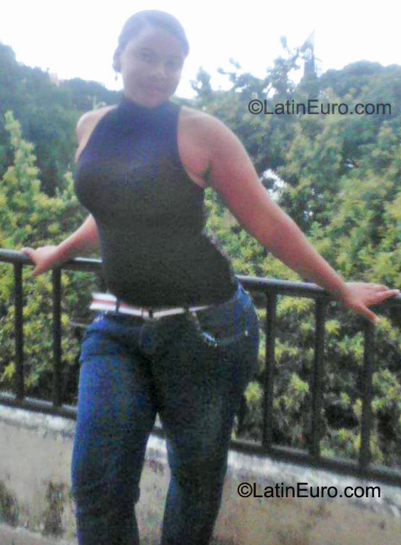Date this passionate Dominican Republic girl Heny from Santo Domingo DO10385
