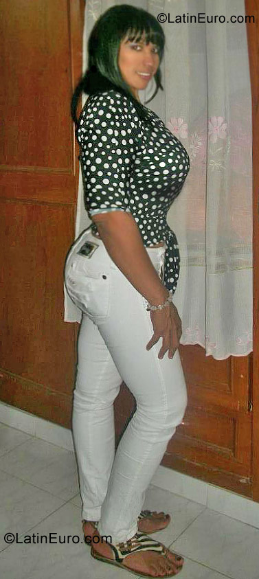 Date this charming Colombia girl Olga from Cali CO9520