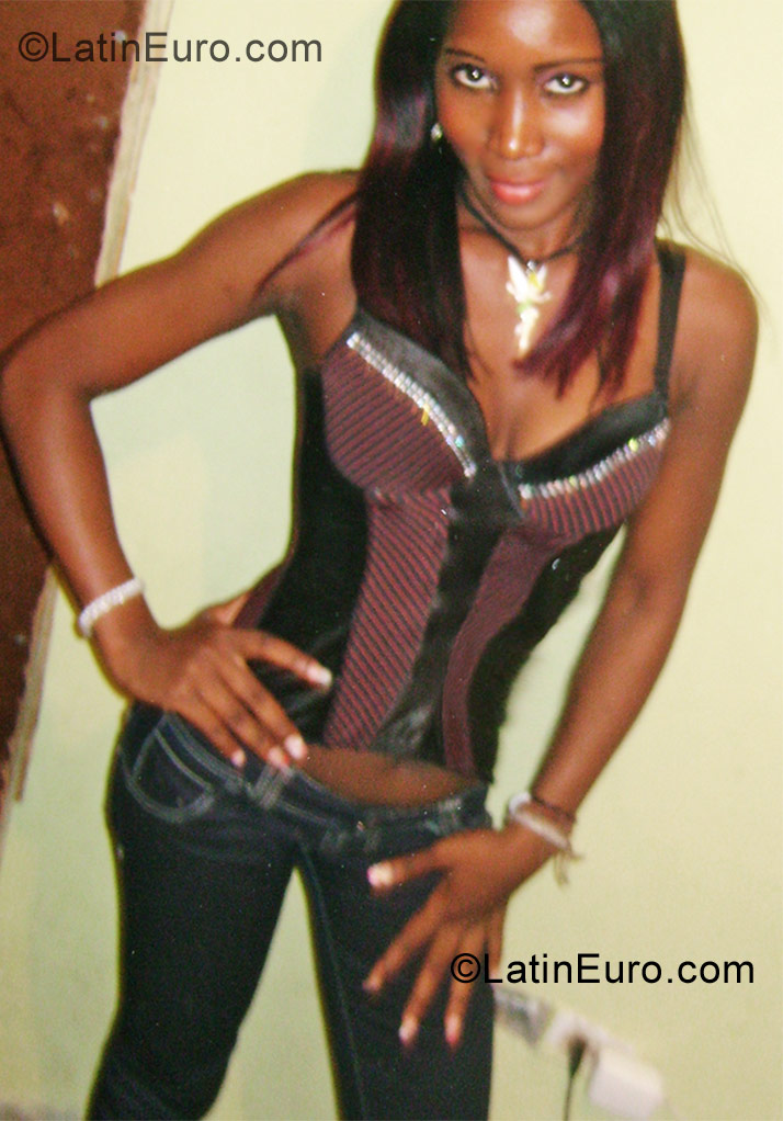 Date this exotic Dominican Republic girl Silvia from Santo Domingo DO10562