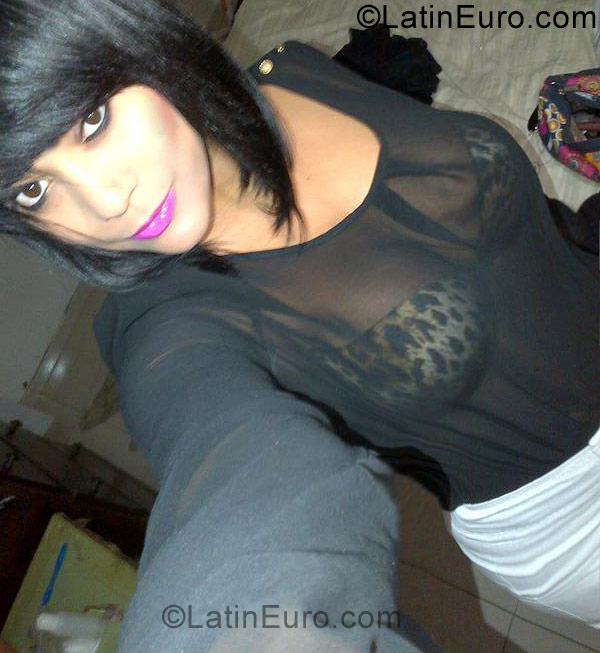 Date this nice looking Dominican Republic girl Adi from Santiago DO10579