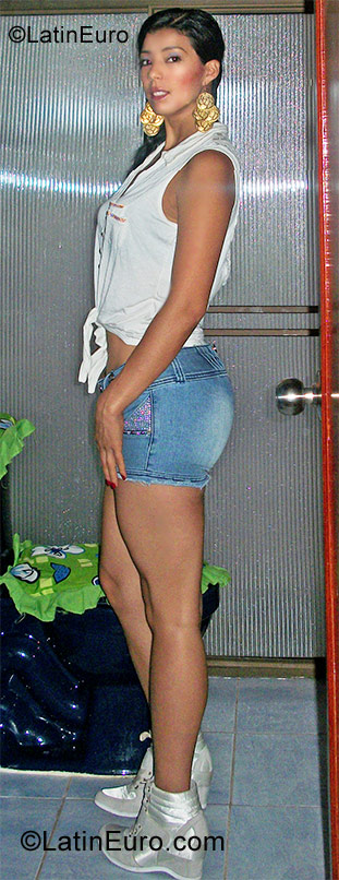 Date this nice looking Colombia girl Lina Maria from Medellin CO9590
