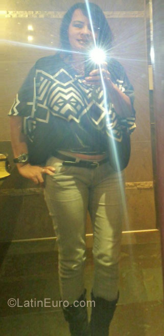 Date this nice looking United States girl Valery from Phoenix BR6505