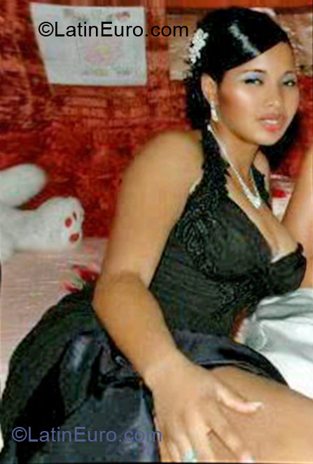 Date this voluptuous Dominican Republic girl Yaneli from Santo Domingo DO10680