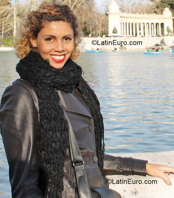 Date this nice looking Brazil girl Priscilla from Rio de Janeiro BR6659