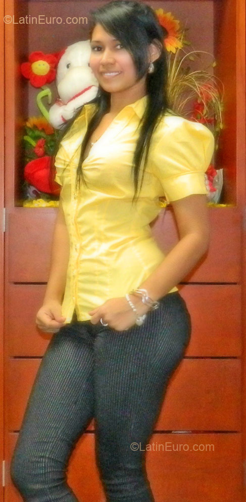 Date this young Colombia girl Dayana from Bogota CO10197