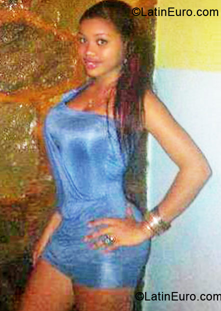 Date this foxy Dominican Republic girl ALONDRi from Haina DO11118