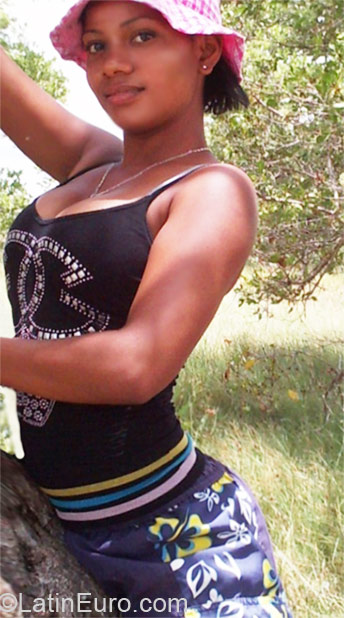 Date this nice looking Dominican Republic girl Maria Elena from Santiago DO11186