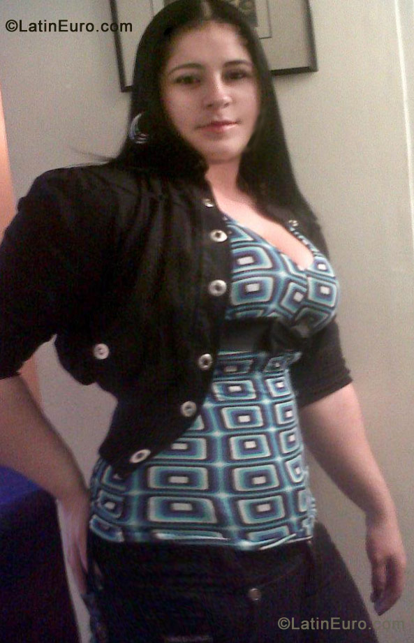 Date this happy Colombia girl Andrea from Bogota CO10382