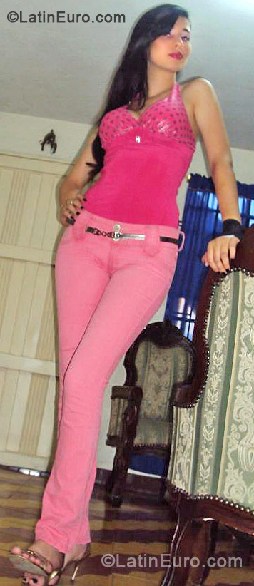 Date this nice looking Colombia girl Xiomara from Medellin CO10525